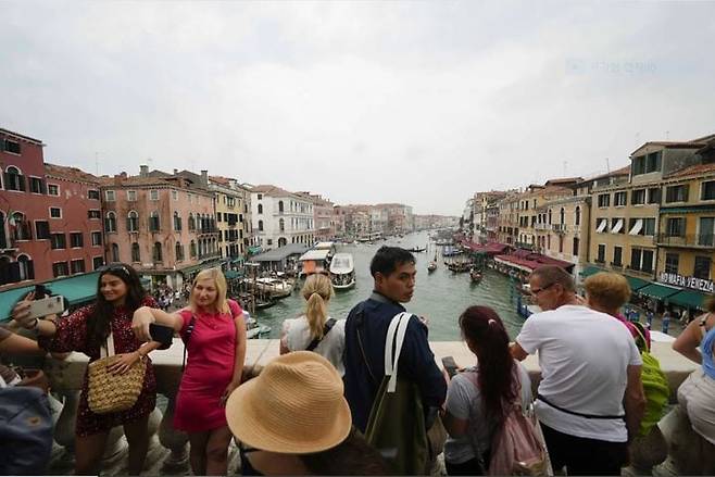 이탈리아 관광도시 베네치아에서 관광객들이 운하를 배경으로 사진을 찍고 있다./뉴시스