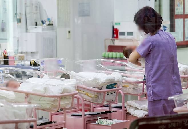 지난 2월 28일 오후 서울 시내 한 산후조리원 신생아실에서 간호사 등 관계자가 신생아들을 돌보고 있다./연합뉴스(공동취재)