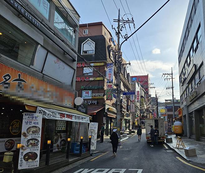 지난 22일 오후 서울 노량진 학원가 인근 상권의 모습. /방재혁 기자