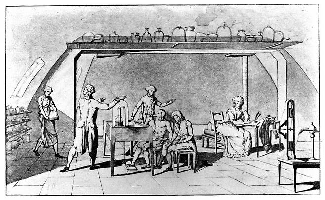 라부아지에의 아내 마리-안 폴즈 라부아지에가 직접 그린 라부아지에의 실험실. 가장 오른쪽에서 마리가 실험 과정을 기록하고 있다. 실험 장비를 다루는 조수들이 여럿 보인다. Wellcome Collection 제공