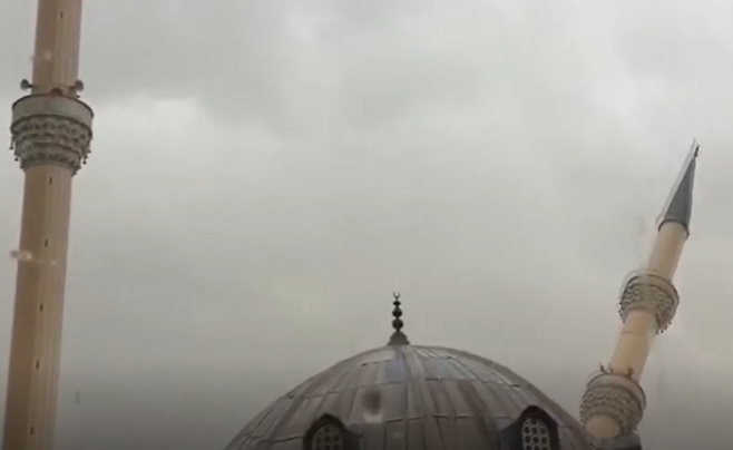 20일(현지시간) 튀르키예(터키) 중북부 도시에 강풍이 불어 첨탑이 무너지는 모습. 사진=아큐웨더 유튜브 캡처/아나돌루통신