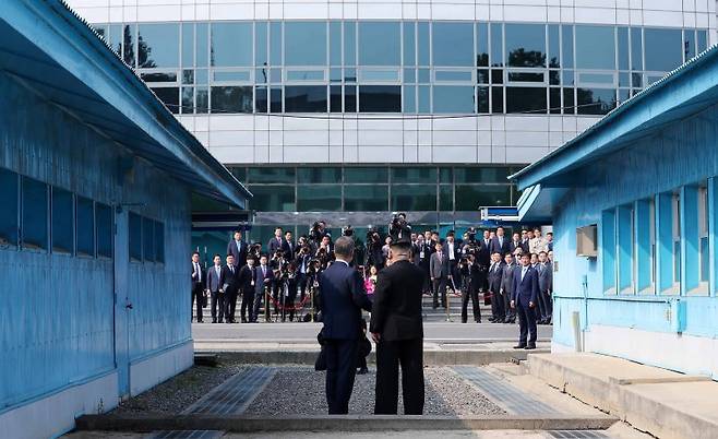 문재인 당시 대통령과 김정은 북한 국무위원장이 지난 2018년 4월 경기도 파주 판문점 군사분계선에서 만나 악수하고 있다. 한국공동사진기자단