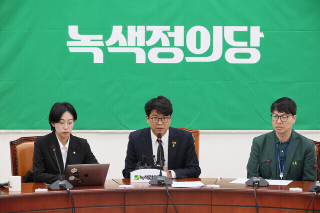 김준우 녹색정의당 상임대표(가운데)가 지난 18일 국회에서 열린 상무위원회에서 발언하고 있다. 연합뉴스
