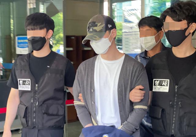 말다툼 끝에 여자친구를 폭행해 사망케 한 혐의를 받는 이모씨가 서울서부지법에서 구속 전 피의자 심문(영장실질심사)을 마치고 나오고 있다. 최주연 기자