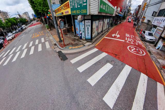 24일 서울 구로구의 한 어린이보호구역으로 지정된 도로와 그렇지 않은 도로가 교차하고 있다. 이 보호구역이 끝나거나 비보호구역과 교차하는 지점, 구역 인근에서는 지난 6년간 5명의 보행 아동들이 경상 이상의 교통사고를 당했다.