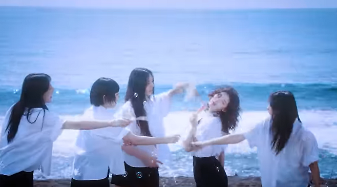 뉴진스 '버블 검' 뮤직비디오 캡처