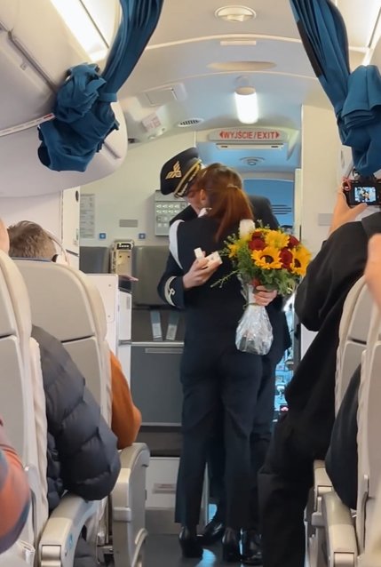 한크는 파울라에게 준비한 반지를 끼워준 뒤 승객들에게 "그녀가 청혼을 받아들였다"고 알렸다. 사진 인스타그램 캡처