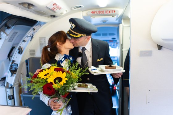 지난 22일 LOT폴란드항공 공식 SNS 계정에는 조종사인 콘라드 한크가 승무원인 여자친구 파울라에게 청혼하는 과정이 담긴 영상이 올라왔다. 사진 LOT폴란드항공 페이스북