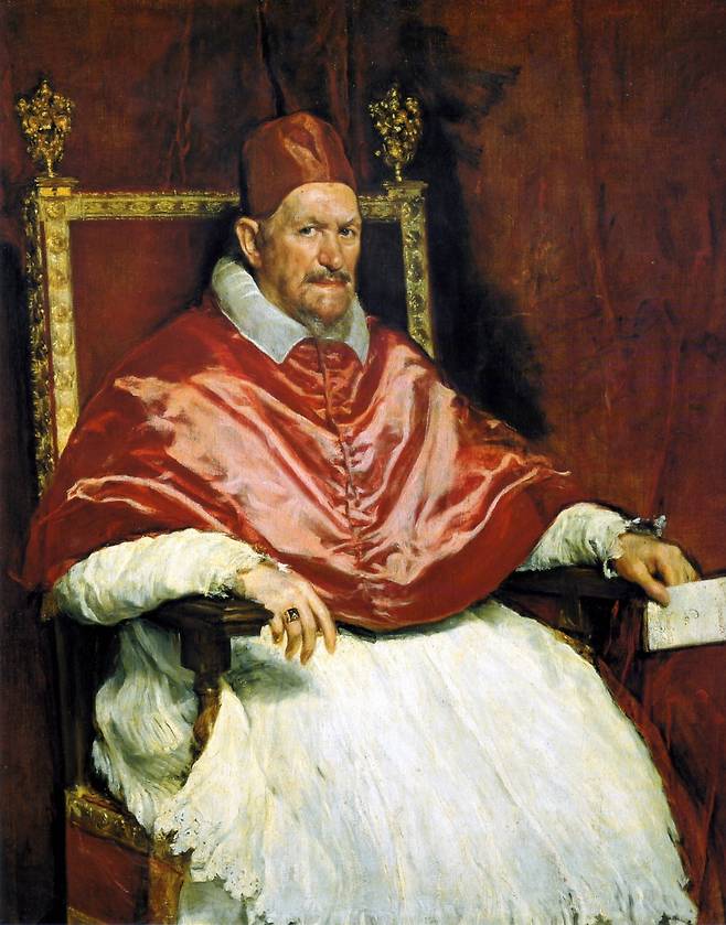 이노센치오 10세의 초상(1650). 서양 초상화 사상 최고의 걸작 중 하나로, 당시 이노센치오 10세는 76세였지만 그를 본 사람들은 "청년의 목소리와 안색, 체격을 가졌다"고 표현했다. 이처럼 그는 활력과 다혈질 성품 등으로 유명했고, 초상화는 이런 특징을 그대로 담고 있다. 작품을 처음 본 교황은 "너무 사실적"이라고 불만을 얘기했지만 결국 작품을 인정하고 큰 상을 내렸다. /도리아 팜필리 갤러리