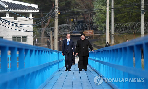 문재인 전 대통령과 김정은 북한 국무위원장이 2018년 4월 27일 오후 판문점 도보다리에서 산책하고 있다. 연합뉴스