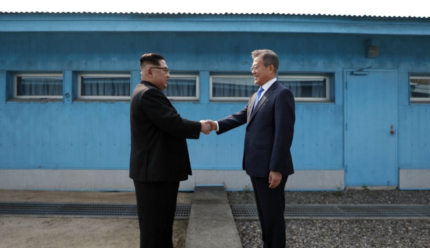 2018년 4월27일 문재인 대통령과 북한 김정은 국무위원장이 판문점에서 군사분계선을 사이에 두고 악수하는 모습. 연합뉴스