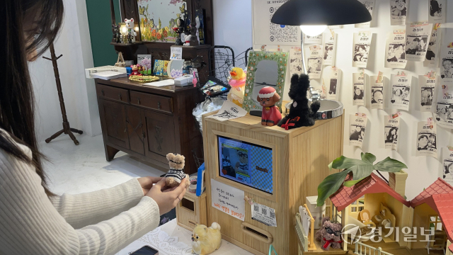 수원시 팔달구 행궁동의 한 미술공방에서 인형을 든 손님이 영수증 사진기를 사용하고 있다. 금유진기자