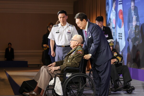 윤석열 대통령이 지난해 방미 당시 랄프 퍼켓 주니어 대령을 만나 직접 휠체어를 밀고 있는 모습. [매경DB]