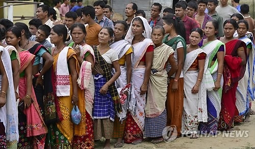 인도의 여성 유권자들이 투표를 하기 위해 순서를 기다리는고 있다. <연합뉴스>