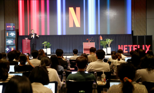 지난해 6월 22일 테드 서랜도스 넷플릭스 공동 최고 CEO가 서울 종로구 포스진스호텔에서 ‘넷플릭스와 한국콘텐츠 간담회‘를 앞두고 인사말을 하고 있다. 뉴시스