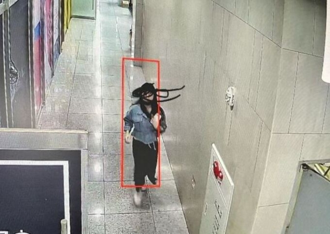 지난 23일 오후 인천 송도국제도시 한 건물에서 명품 가방을 훔쳐 달아나는 A씨의 모습이 담긴 폐쇄회로(CC)TV 장면. [온라인 커뮤니티 캡처]
