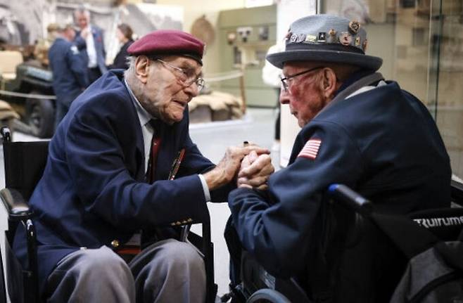 영국군 2차대전 참전용사인 빌 글래든(왼쪽)이 2023년 6월 프랑스 노르망디에서 미군 참전용사와 만나 대화하는 모습. AP연합뉴스
