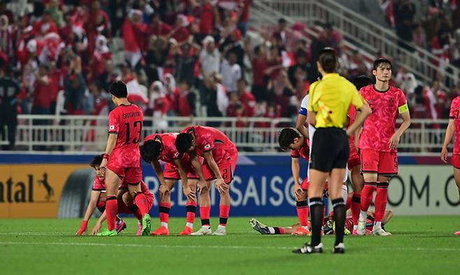 지난 26일(한국시간) 카타르 도하의 압둘라 빈 칼리파 스타디움에서 열린 2024 아시아축구연맹(AFC) U-23 아시안컵 8강전에서 승부차기 끝에 인도네시아에 패한 대한민국 선수들이 허탈해하고 있다. 대한축구협회 제공