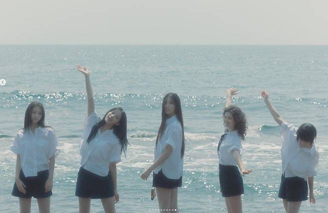 하이브와 하이브 산하 레이블 어도어의 민희진 대표의 갈등 속에도 ‘뉴진스’ 신곡 ‘버블 검’ 뮤직비디오가 27일 공개돼 화제다. 사진 I 뮤비 영상 캡처