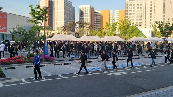 - 직원의 안내에 따라 줄을 서로 가는 유저들