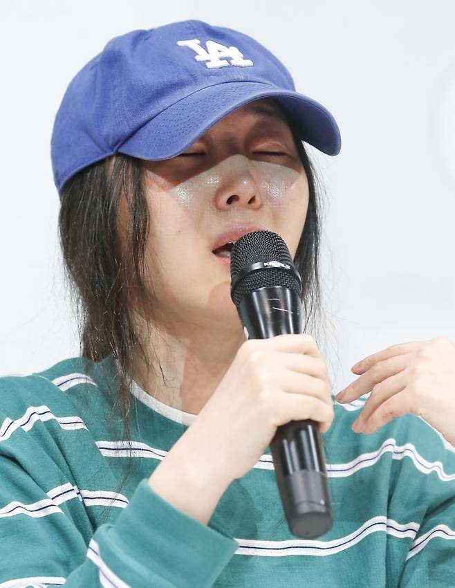 그룹 뉴진스의 소속사 어도어 민희진 대표가 25일 서울 서초구 한국컨퍼런스센터에서 하이브 경영권 탈취 시도와 관련한 배임 의혹에 긴급기자회견을 갖고 울먹이며 입장을 밝히고 있다. 2024.4.25/뉴스1 ⓒ News1 권현진 기자 /사진=뉴스1