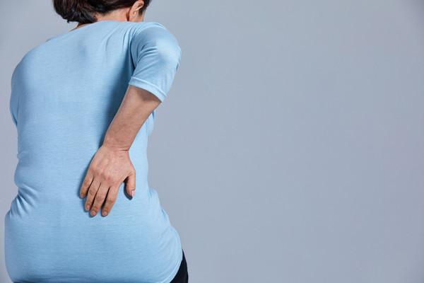 허리 통증이 발생하면 대개 디스크 탓으로 여기기 쉽지만 척추관협착증도 의외로 많다. 게티이미지뱅크