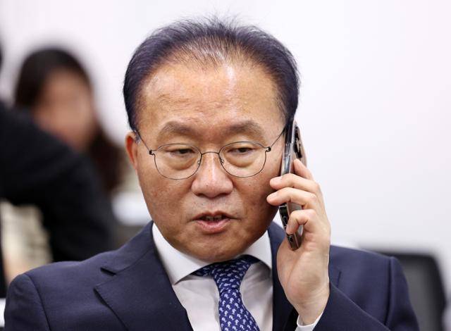 윤재옥 국민의힘 원내대표 겸 당대표 직무대행이 26일 오후 서울 여의도 국회도서관에서 열린 국회입법조사처 설립 17주년 기념식에서 통화를 하고 있다. 뉴스1