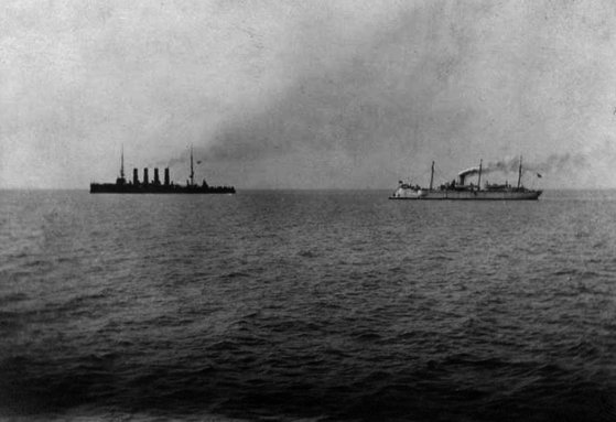 1904년 제물포 해전 당시 항해 중인 바랴크함(왼쪽)과 코리에츠힘. 위키피디아