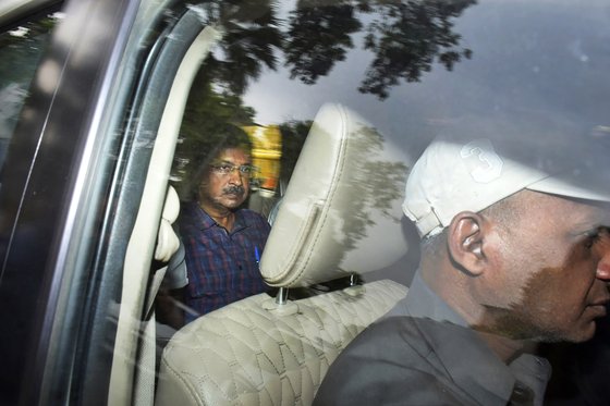 구금된 아르빈드 케지리왈 인도 뉴델리 주총리가 지난달 28일 법원 심리에 참석한 뒤 차를 타고 떠나고 있다. AP=연합뉴스