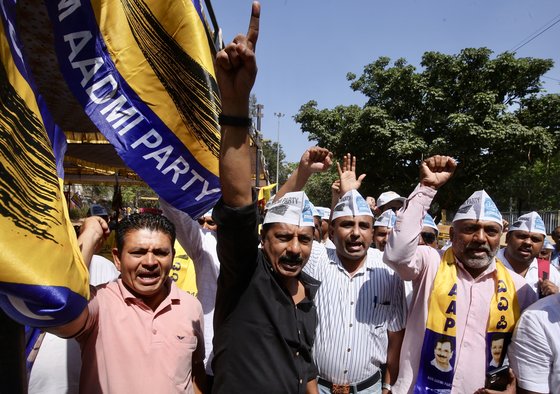 인도 남부의 방갈로르에서 아르빈드 케지리왈 지지자들이 모여 그의 구속에 대해 항의하는 시위를 벌이고 있다. 깃발에는 AAP 당의 상징인 빗자루 모양이 그려져 있다. EPA=연합뉴스