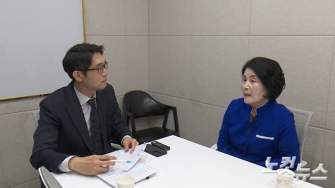해병대 박정훈 대령의 모친 김봉순씨가 27일 '질문하는 기자' CBS노컷뉴스 이정주 기자와 만나 인터뷰를 하고 있다. 이충현 기자