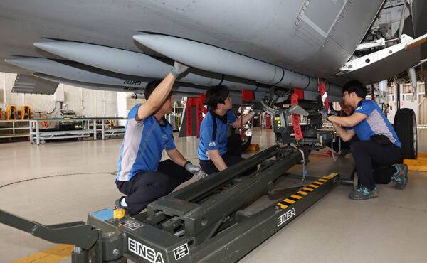 경남 사천 한국항공우주산업(KAI) 본사 격납고에서 정비사들이 미티어 공대공미사일을 장착하고 있다. 세계일보 자료사진