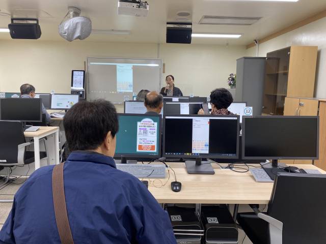 25일 서울 강남구 대치4동주민센터 정보화교실에서 송영숙 강사가 65세 이상 어르신 대상 디지털 교육을 진행하고 있다. 이승령 기자