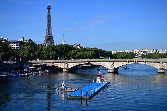 프랑스 파리의 센강에서 올해 7월 열리는 올림픽을 앞두고 정비 작업이 진행되고 있다./AFP 연합뉴스