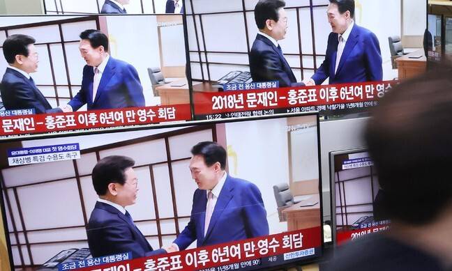 29일 서울 용산 전자상가 매장에 윤석열 대통령과 더불어민주당 이재명 대표의 회담 장면이 TV로 보도되고 있다. 연합뉴스