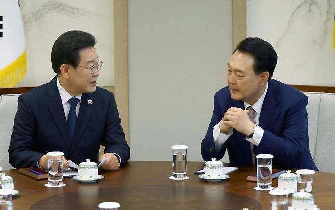 윤석열 대통령이 29일 오후 서울 용산 대통령실 청사에서 더불어민주당 이재명 대표(왼쪽)의 모두발언을 굳은 표정으로 듣고 있다. 두
사람의 공식 회담은 윤 대통령 취임 이후 처음이다. 이 대표는 이 자리에서 “총선 민심은 잘못된 국정을 바로잡으라는 준엄한
명령”이라며 윤 대통령에게 국정기조 전면 전환을 촉구했다. 대통령실사진기자단