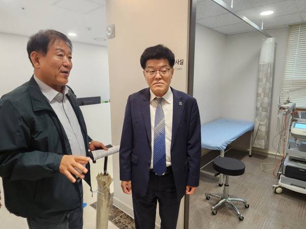 조현옥 양산시 부시장(사진 오른쪽)이 양산베데스다복음병원 건강증진실에 설치된 검진장비를 살펴보고 있다. 김성룡 기자