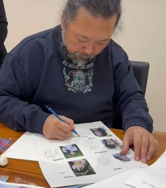 민희진 어도어 대표가 1일 자신의 인스타그램을 통해 소개한 무라카미 다카시의 모습. 무라카미 다카시가 뉴진스 각 멤버의 캐릭터를 스케치하고 있다. 사진 인스타그램 캡처