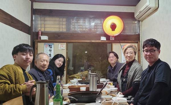 다큐멘터리 ‘영화 청년, 동호’ 제작진과 김동호 전 부산국제영화제 집행위원장이 촬영이 끝나고 함께 식사하며 찍은 사진. 왼쪽 맨앞부터 시계방향으로 김진철 프로듀서, 김 전 위원장, 박윤주 조감독, 정성욱 촬영감독, 김량 감독, 이준우 촬영보조.