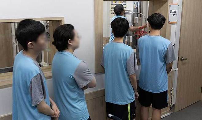 서울 영등포구 서울지방병무청 제1병역판정검사장에서 입영대상자들이 흉부방사선 검사를 받고 있다. 뉴스1