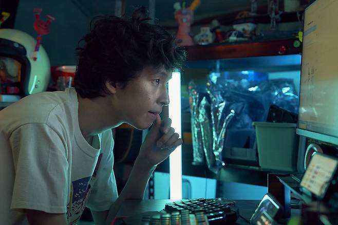 영화 <댓글부대>의 한 장면. 장강명 작가가 쓴 동명의 소설이 원작이다.