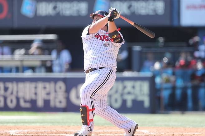 LG 김범석이 27일 잠실구장에서 열린 2024 KBO리그 KIA전에서 투런포를 터뜨리고 있다. 사진 | LG 트윈스