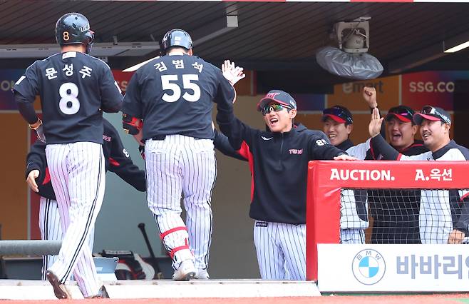 <yonhap photo-2629=""> 김범석, 만루 홈런 (인천=연합뉴스) 임순석 기자 = 21일 오후 인천 SSG랜더스필드에서 열린 2024 KBO 리그 LG 트윈스와 SSG 랜더스의 더블헤더(DH) 1차전. 7회 초 2사 만루 상황 LG 김범석이 만루홈런을 친 뒤 염경엽 감독과 하이파이브를 하고 있다. 2024.4.21 soonseok02@yna.co.kr/2024-04-21 16:46:13/ <저작권자 ⓒ 1980-2024 ㈜연합뉴스. 무단 전재 재배포 금지, AI 학습 및 활용 금지></yonhap>