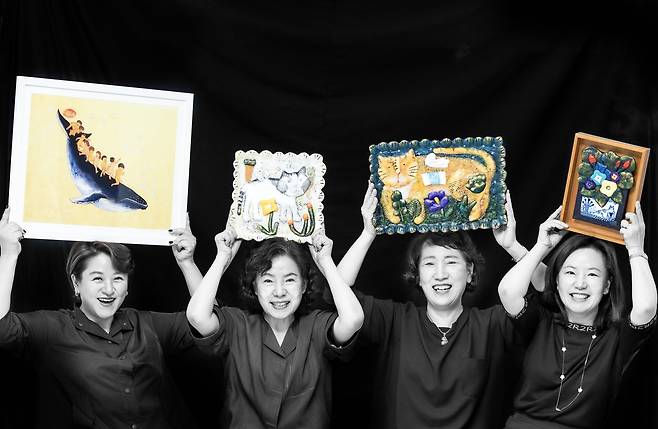 임지영 씨는 2016년부터 서초문화네트워크 소속으로 예술 봉사를 하고 있다. 그간 기증한 작품이 전국 60여개 보육원에 1800여 점이 넘는다. 배식 봉사, 목욕 봉사만 봉사가 아니라 문화 예술 또한 봉사임을 실천하고 있는 게다. (왼쪽부터 신정민 작가 작품을 든 임지영 씨, 구채연 작가 작품을 든 김명자? 유은희? 차성혁 씨)