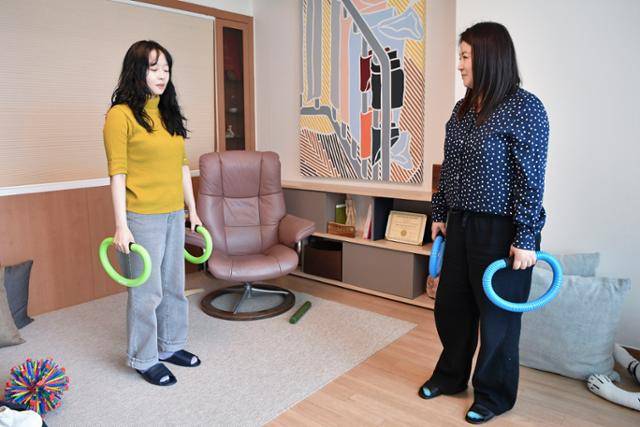 지난달 6일 서울 마포구에 있는 한국소매틱심리연구소를 찾았다. 기자가 국혜조 한국소매틱심리연구소장(오른쪽)의 안내에 따라 스모비 링(파킨슨, 알츠하이머 등 신경계 문제를 가진 이들의 신경 자극 재활을 돕기 위한 도구)을 들고 팔을 움직이며 신체 감각을 느끼고 있다. 신용주 인턴기자