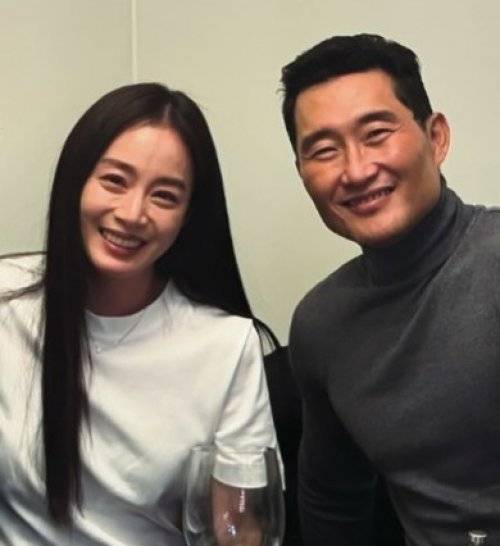 배우 김태희가 할리우드에서 활동하는 한국계 배우 대니얼 대 킴(왼쪽부터)이 주연하고 제작한 미국드라마 ‘버터플라이’에 출연, 한국에서 일부 촬영을 이어가고 있다. 사진제공|대니얼 대 킴 SNS