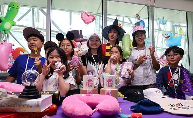 ‘내친구서울’ 어린이 기자단이 2일 오후 '해치의 마법마을’ 마법용품점에서 기념사진을 찍고 있다. 연합뉴스