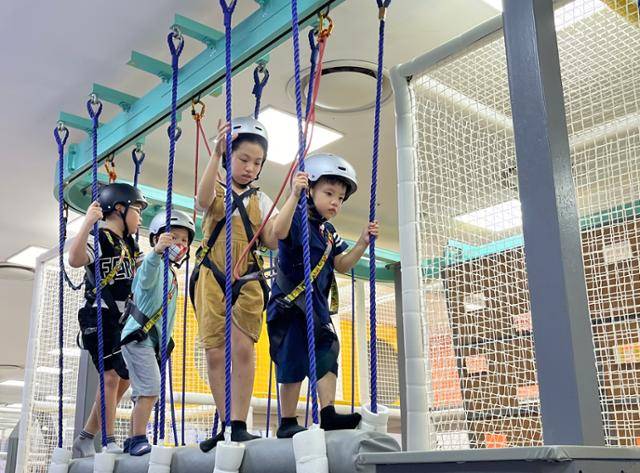 베트남 연휴 기간이 시작된 지난달 27일 하노이 롯데센터 키즈카페 '플레이타임'에서 베트남 어린이들이 놀이기구를 이용하고 있다. 하노이=허경주 특파원