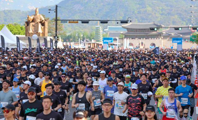 지난달 28일 오전 서울 종로구 광화문광장에서 2024 서울 하프마라톤 참가자들이 출발하고 있다. 연합뉴스
