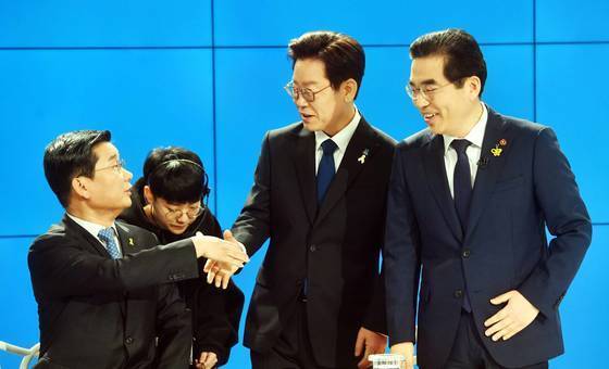 제7회 전국동시지방선거 더불어민주당 경기도지사 후보자 경선 TV토론회가 진행된 2018년 4월 17일 서울 sbs 목동스튜디오에서 후보자들이 인사를 나누고 있다. 왼쪽부터 전해철 의원, 이재명 당시 성남시장, 양기대 당시 광명시장. 중앙포토
